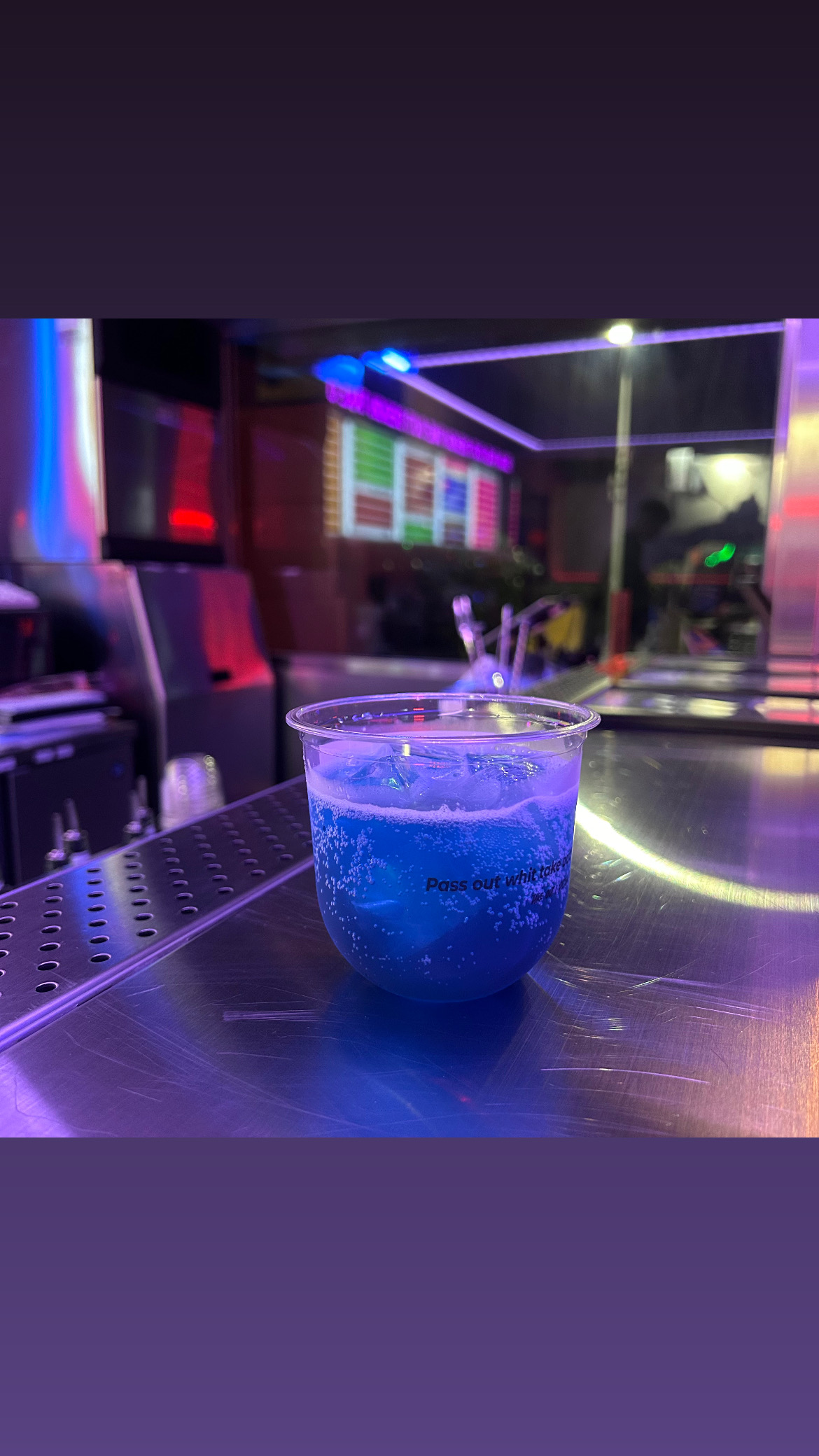 活動吧台上的藍色氣泡調酒