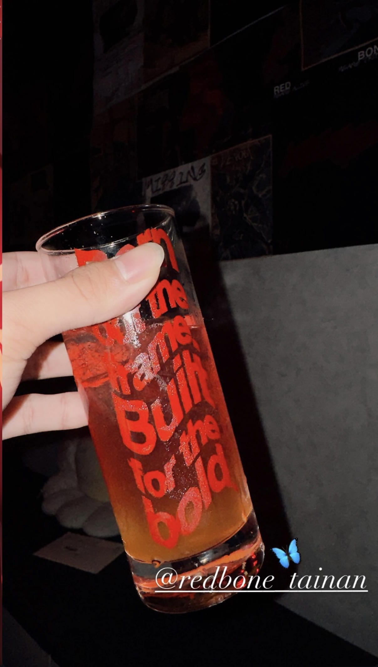 手持 Red Bone Tainan 品牌玻璃杯
