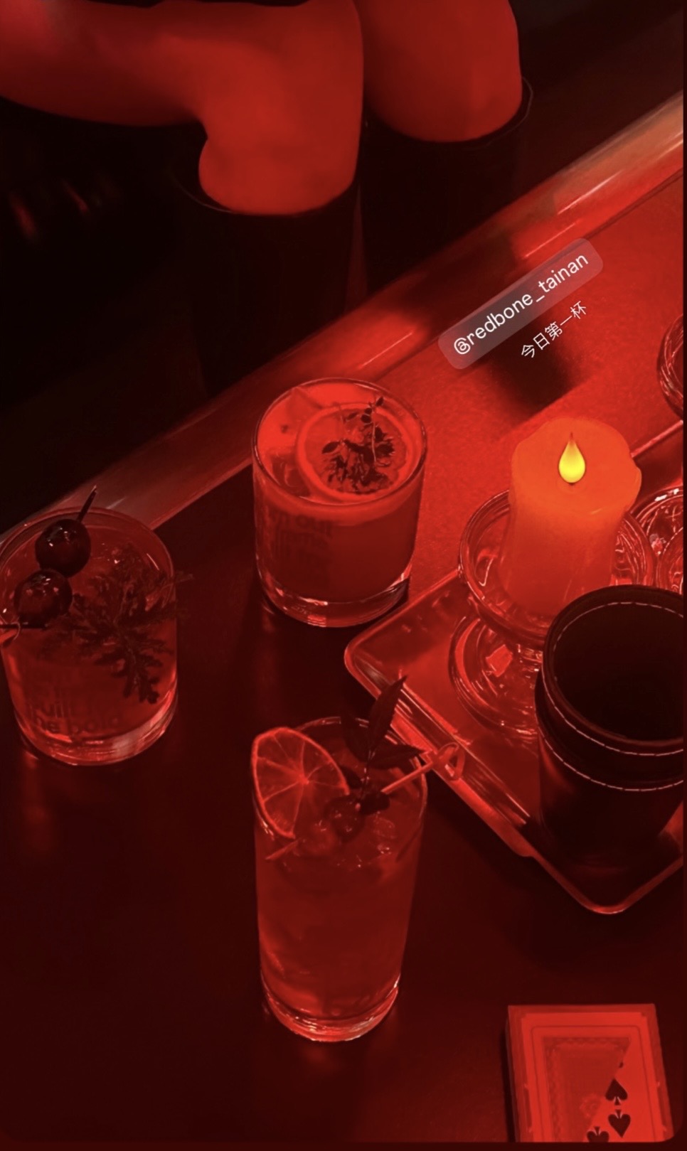 紅色燈光下的多杯 Red Bone 現場調酒